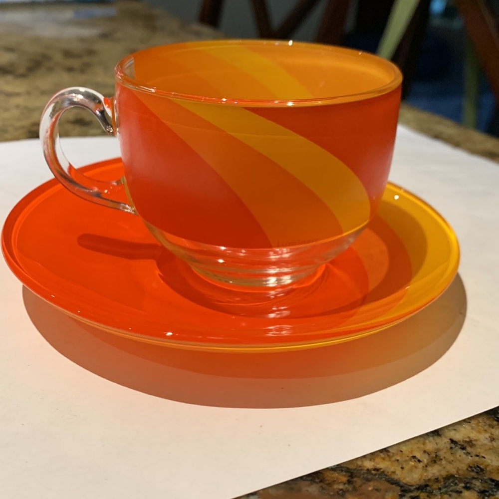 Set of 4 Rare Arcopol France demitasse cups and saucers.